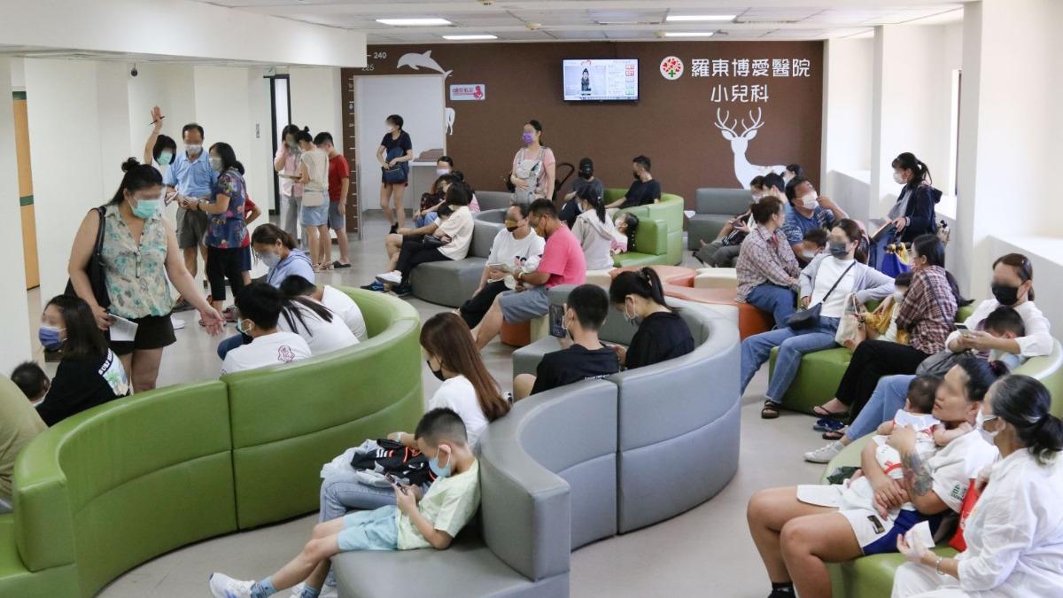 夏季兒童嚴重肺炎比例增3倍 醫提醒:發燒3天不退是警訊