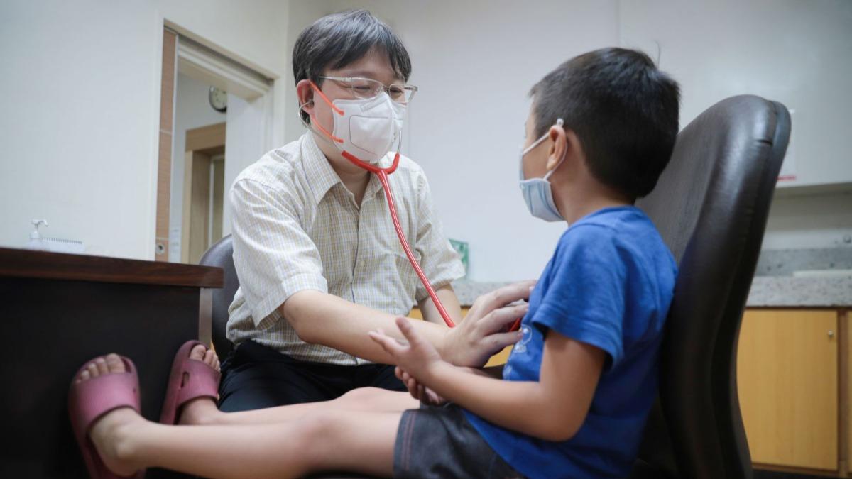 醫師提醒,發燒持續3天不退,且伴有咳嗽、呼吸急促、精神不振等狀況,應盡速就醫檢查。(圖/羅東博愛醫院提供)
