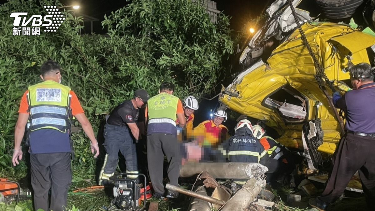 卡車底被抬出!雲林曳引車深夜自撞 車體扭曲變形2死1傷