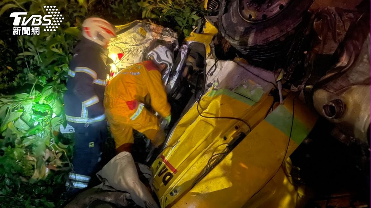 3人受困在車底。（圖／TVBS）