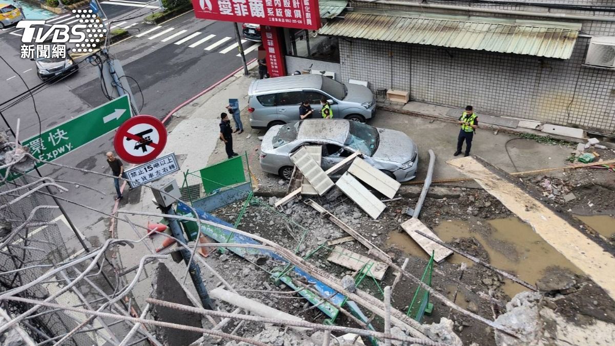 鋼樑掉落砸破台1線護欄。（圖／TVBS）