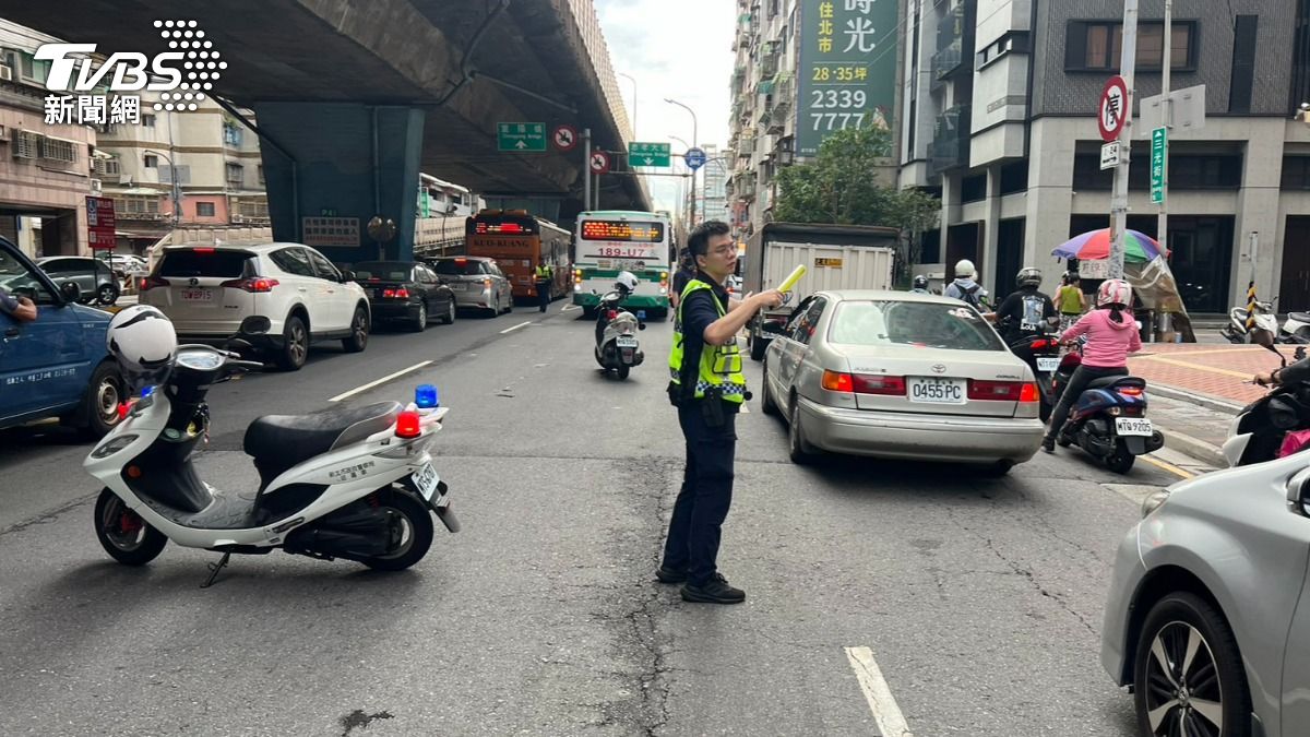 警方在現場交管。（圖／TVBS）