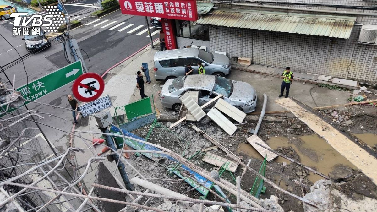 大量水泥塊、殘骸掉落在路面。（圖／TVBS）