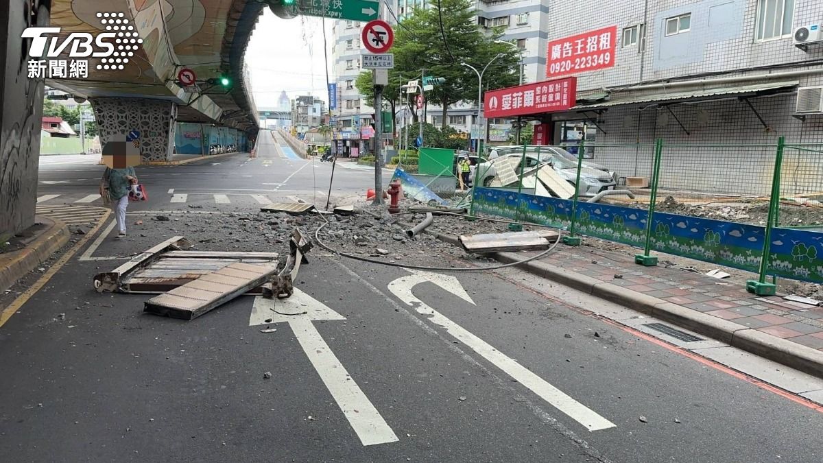 大量水泥塊、殘骸掉落在路面。（圖／TVBS）