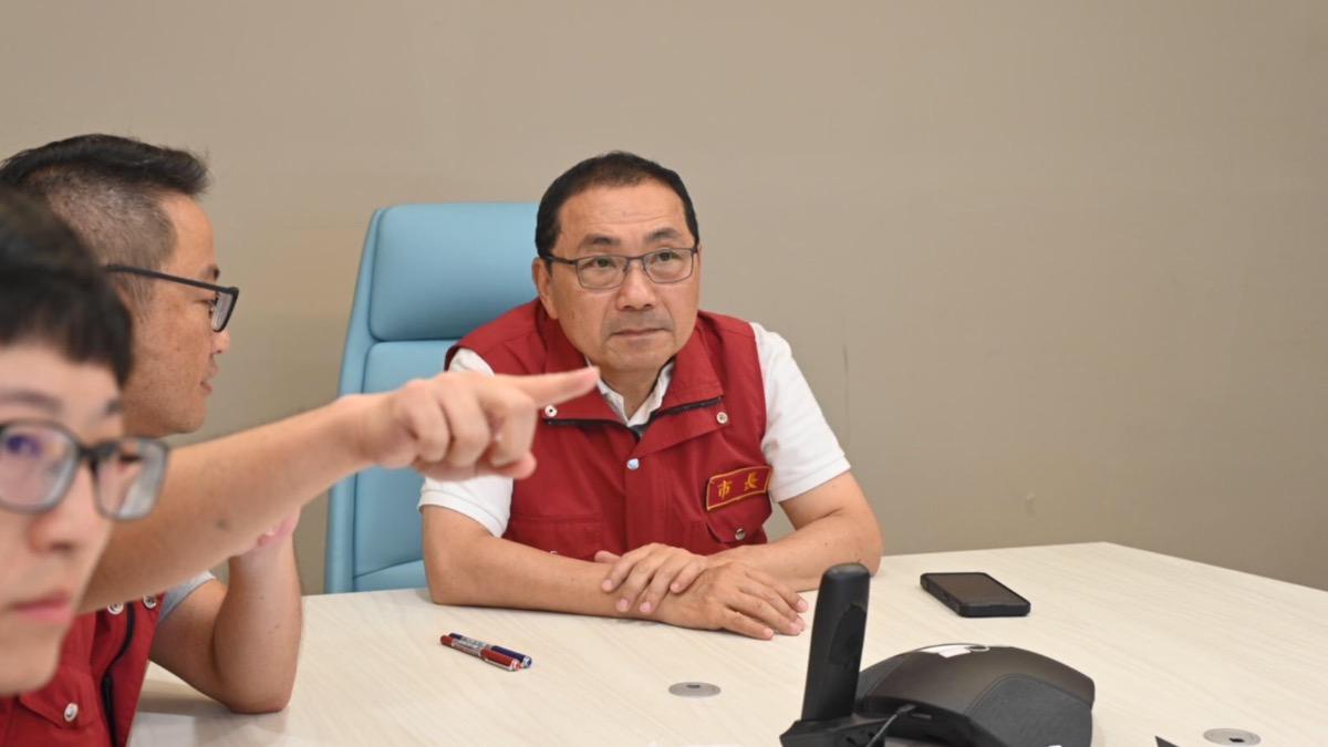 聯結車驚悚撞壞忠孝橋 侯友宜:全力疏通、追究業者責任