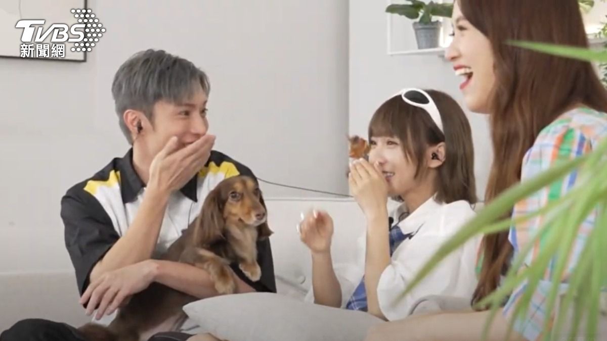 主持人阿本(左起)、溫妮和吳姍儒看到兩人互動興奮不已。(圖/TVBS)