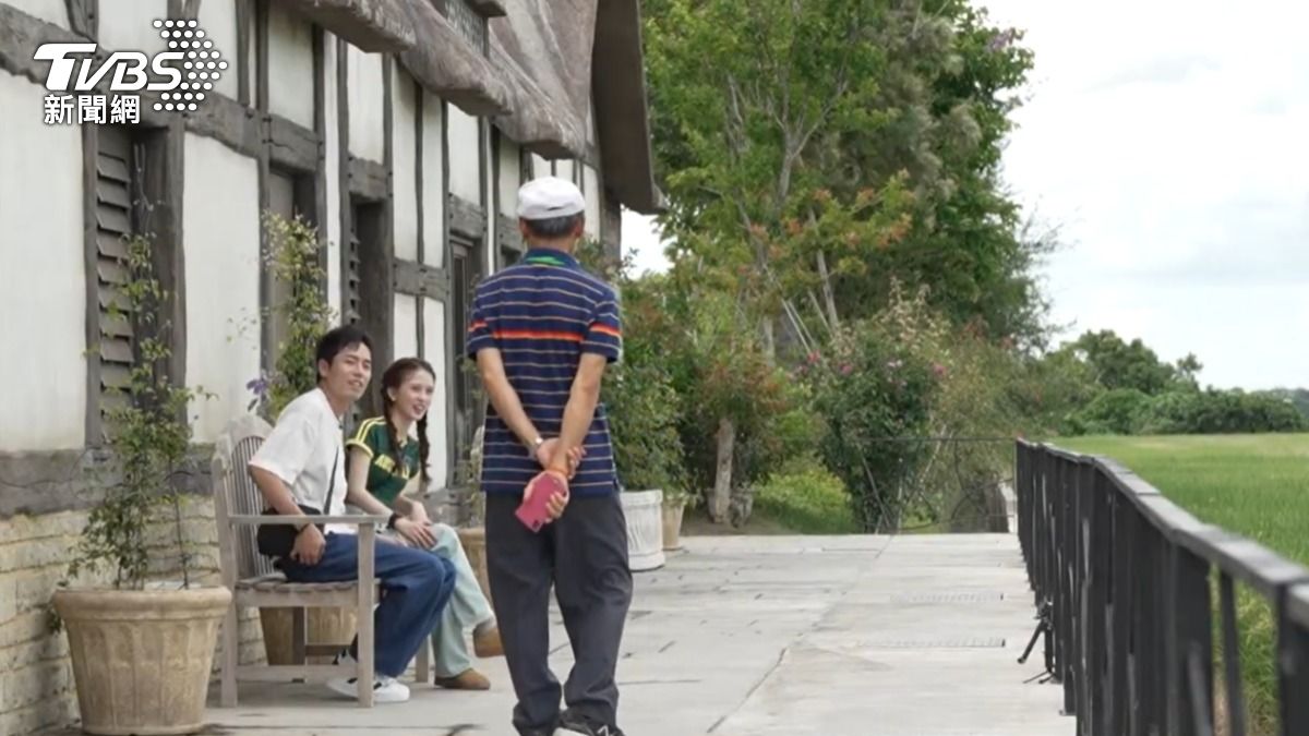 路人阿伯助攻小倆口。(圖/TVBS)