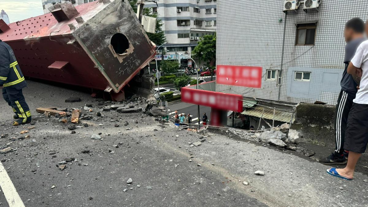 鋼樑砸破護欄。(圖/翻攝Facebook新北消防發爾麵)