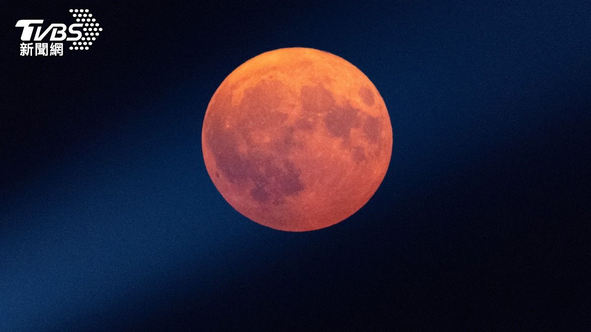 超級藍月照亮世界夜空。(圖/達志影像路透社)