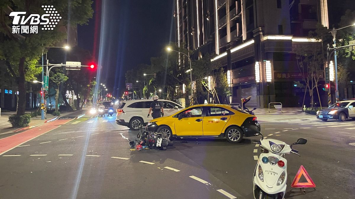 機車撞上左轉計程車。(圖/TVBS)