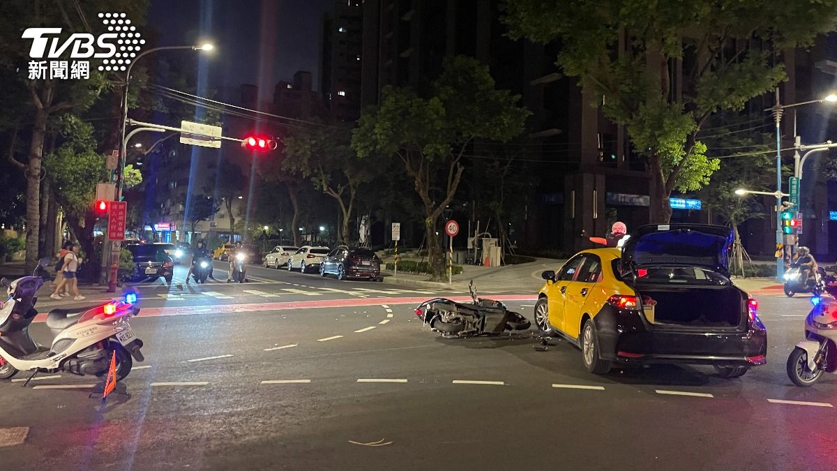 機車撞上左轉計程車。(圖/TVBS)