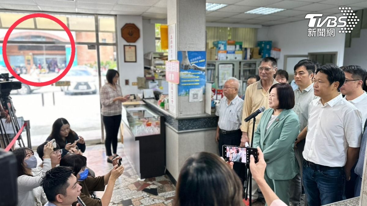 許銘春選擇在國民黨市黨部對面宣布投入2026高雄市長。（圖／TVBS）