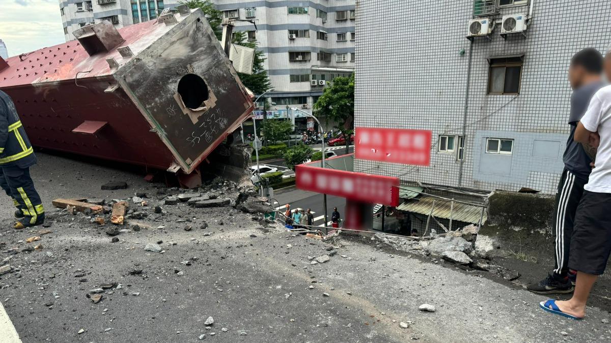 鋼樑砸破護欄。(圖/翻攝Facebook新北消防發爾麵)