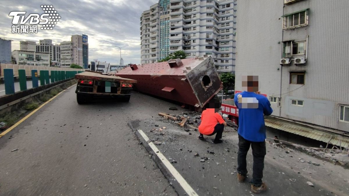 鋼樑掉落砸破護欄。(圖/TVBS)