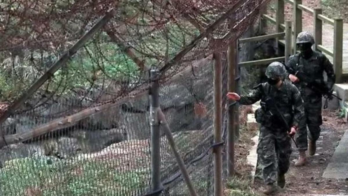 北韓年輕士兵徒步穿越分界線,冒死投誠。(圖/翻攝自X @insight_co_kr)