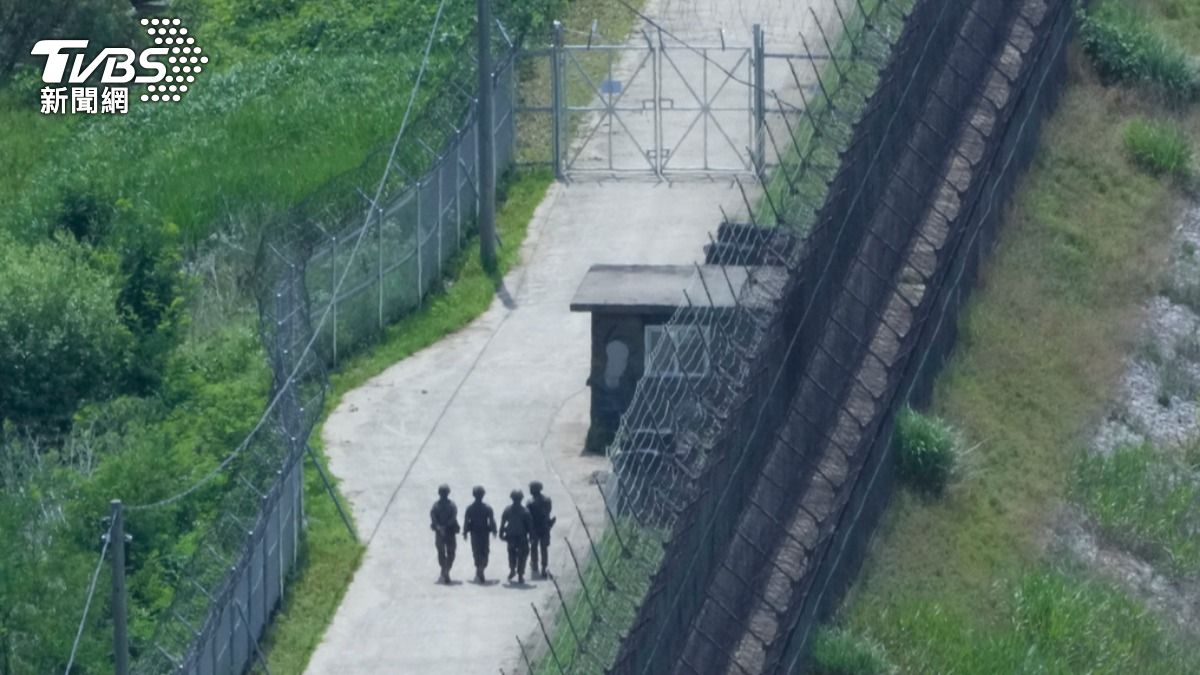 越過重重地雷！北韓士兵徒步冒死投誠　疑受南韓心戰廣播影響