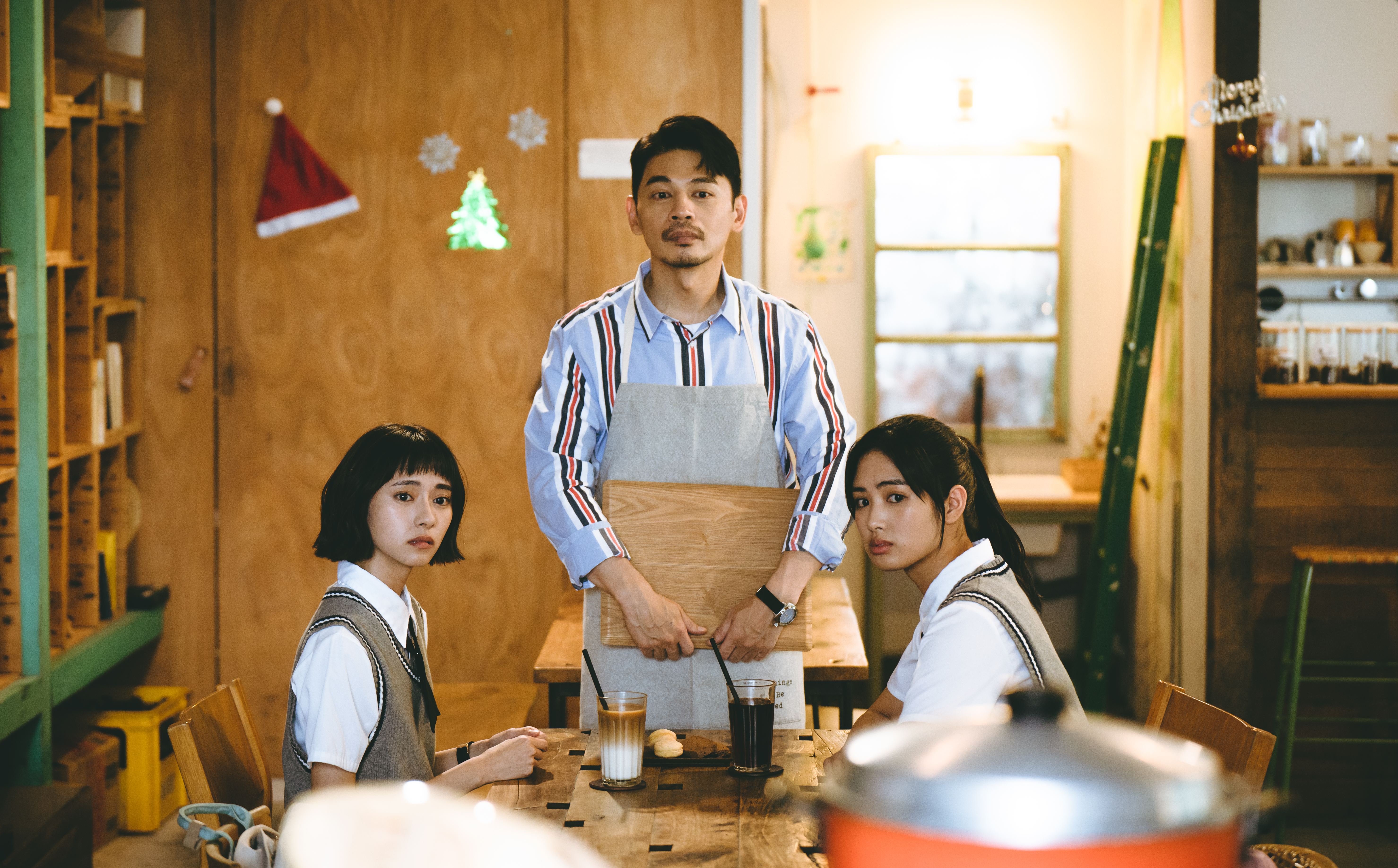 阿KEN飾演咖啡店老闆。(圖/CATCHPLAY+提供)