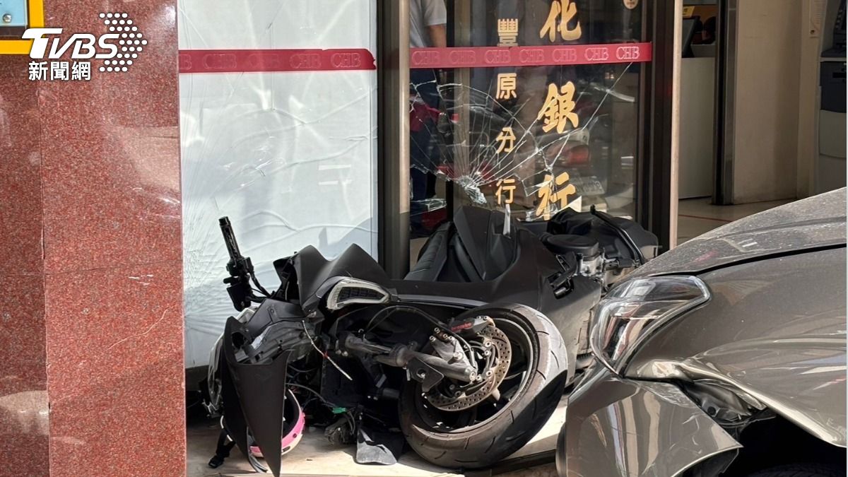 停放該處的6台機車及玻璃門遭波及。（圖／TVBS）