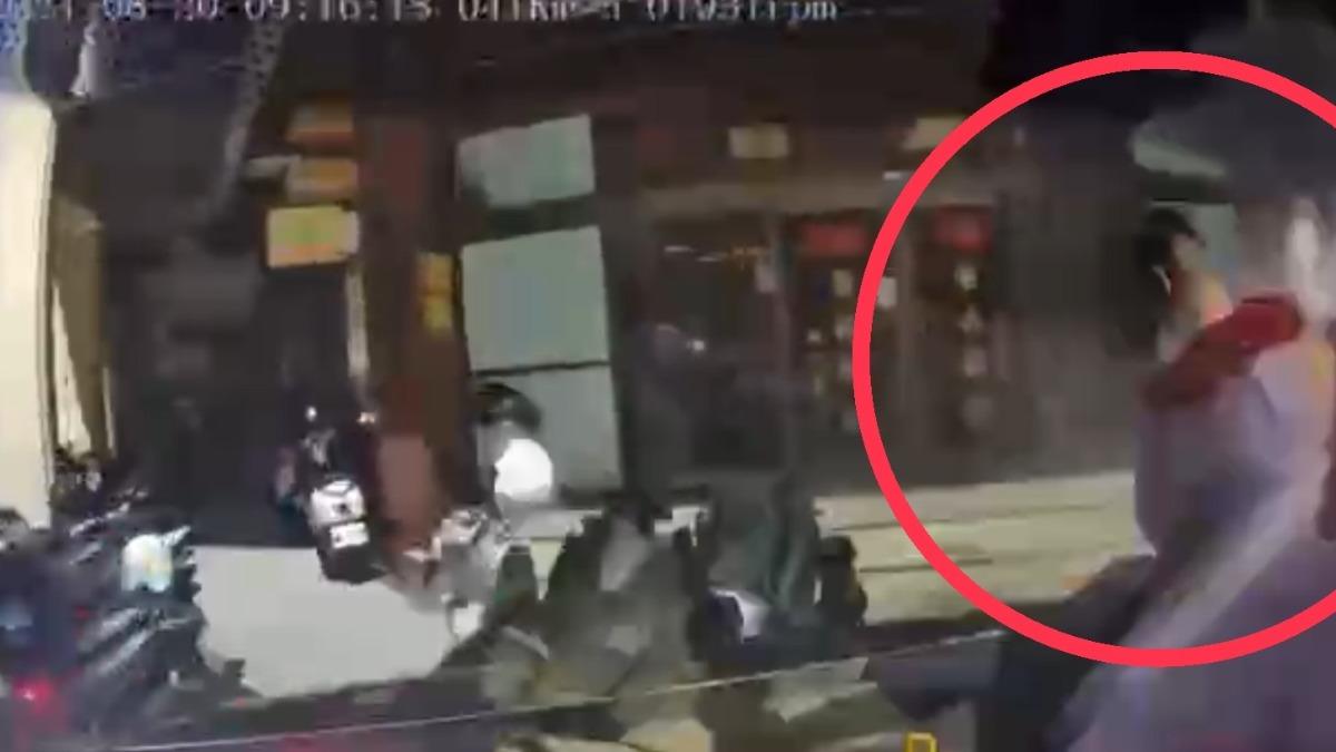 有片/第一視角曝!台中男開車衝銀行撞6機車 低頭路人險出事
