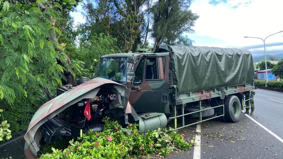 快訊/八軍團軍車「失控撞樹」車頭嚴重毀損 7軍人緊急送醫
