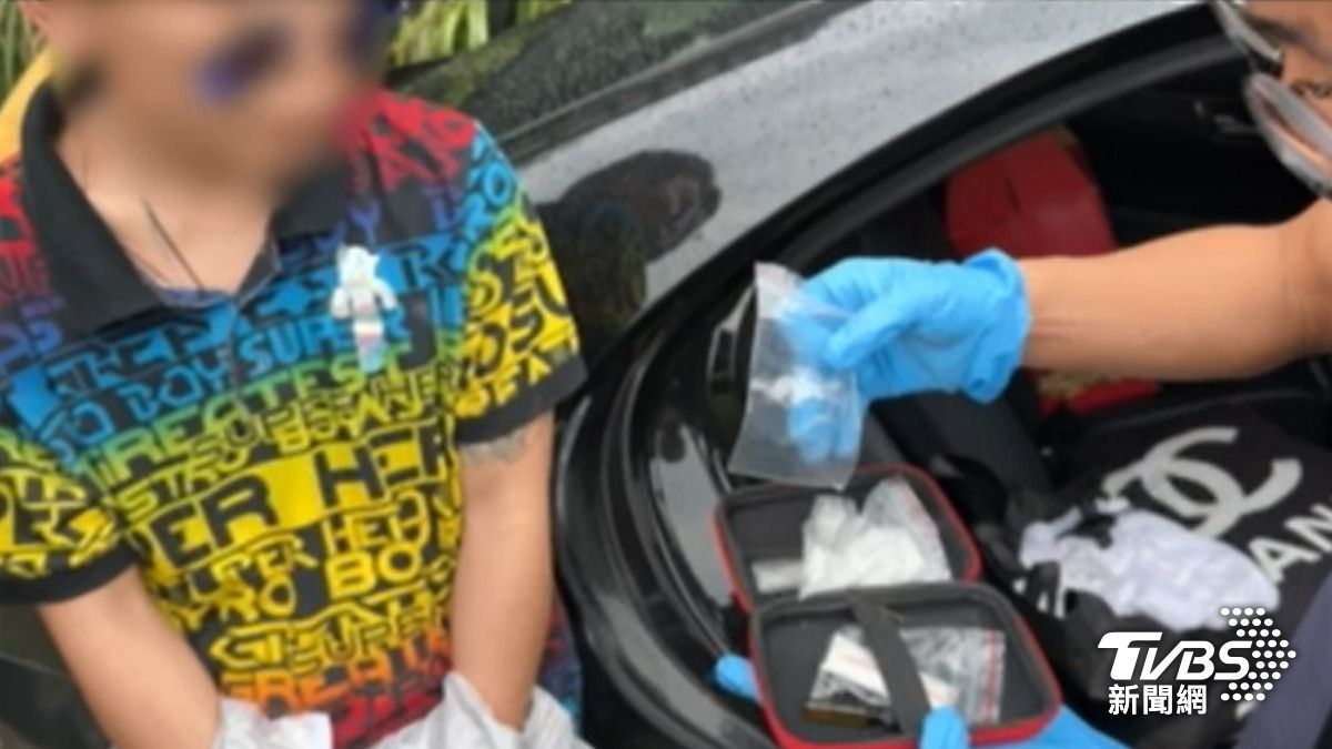 通緝犯躲警!愛車掛假牌國道趴趴造 警上門逮人還搜出槍毒