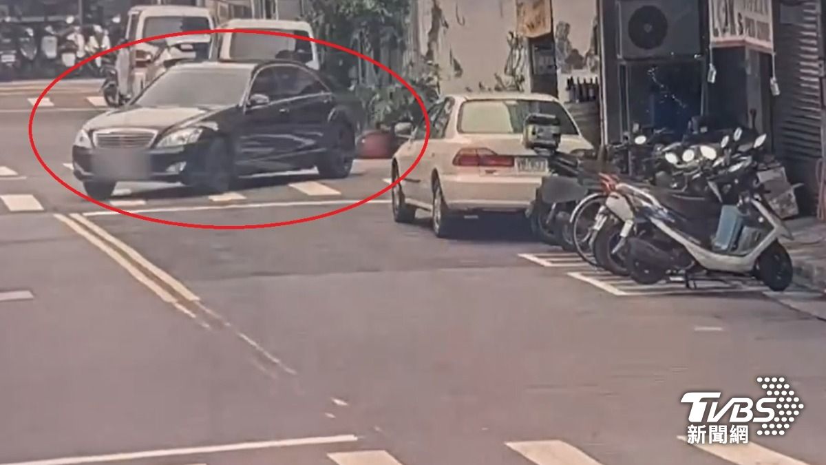 國道警方鎖定掛假車牌的賓士車。(圖/TVBS)