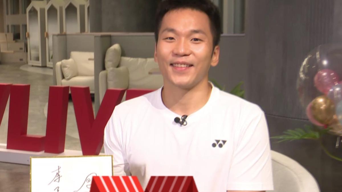 李洋在直播中送出簽名。(圖/17LIVE提供)
