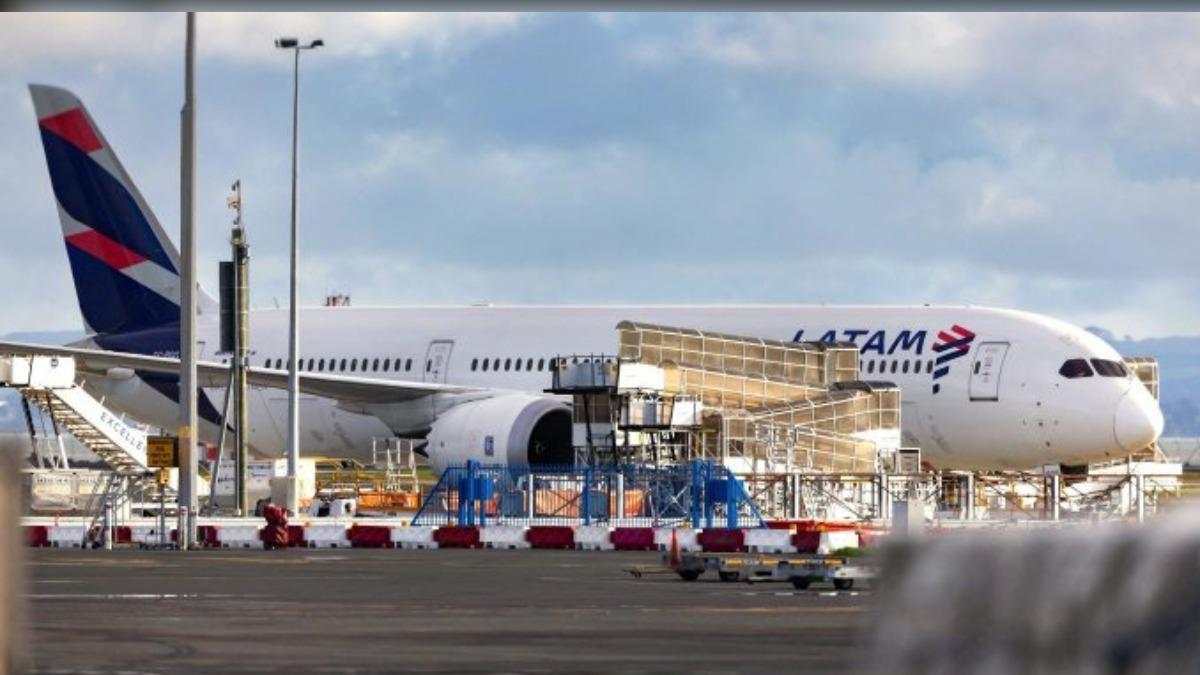 波音787急墜50人受傷 疑與駕駛座椅突向前滑有關、美下令檢查