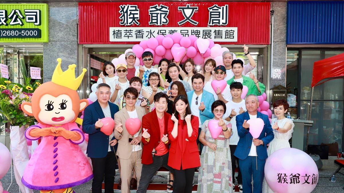 王燦(後排左起)、江俊翰、顏曉筠、胡嘉愛、王瞳、張書偉、何豪傑、Junior、張銘杰、翁家明、劉秀雯等人站台。(圖/民視提供)
