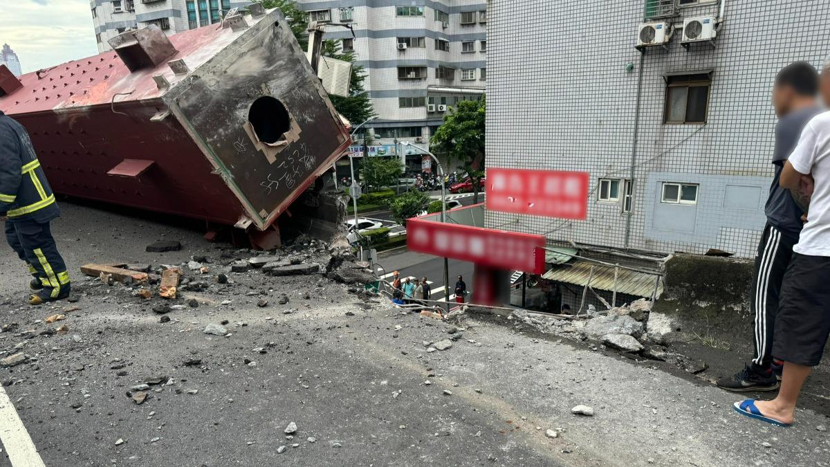 鋼構滑落撞毀台1線高架護欄 司機恐遭求償2百萬