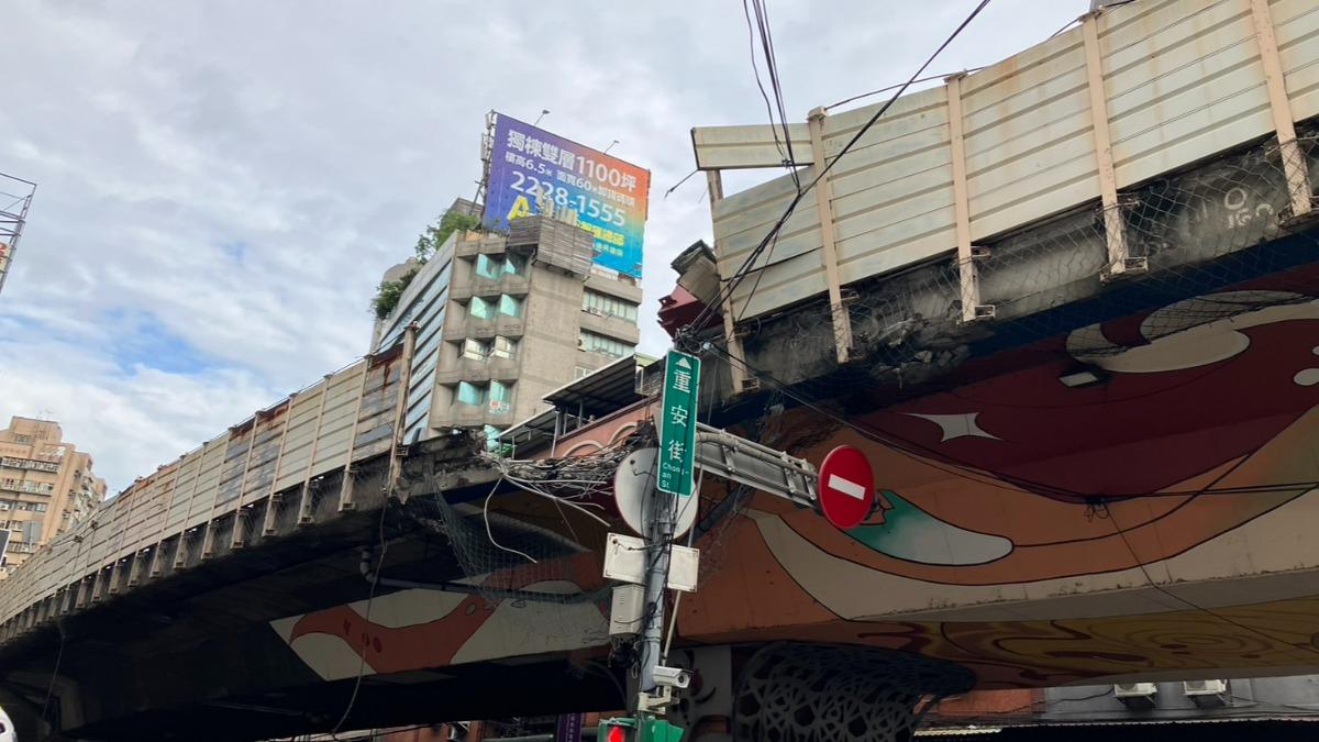 鋼構撞毀護欄。（圖／翻攝Facebook新北消防發爾麵）