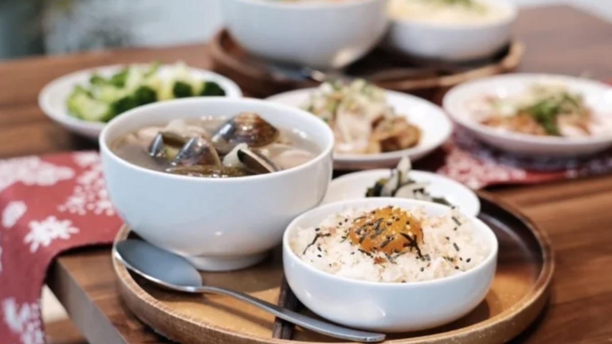 高雄「小燉食室」的剝皮辣椒蛤蠣雞湯。（圖／必比登提供）