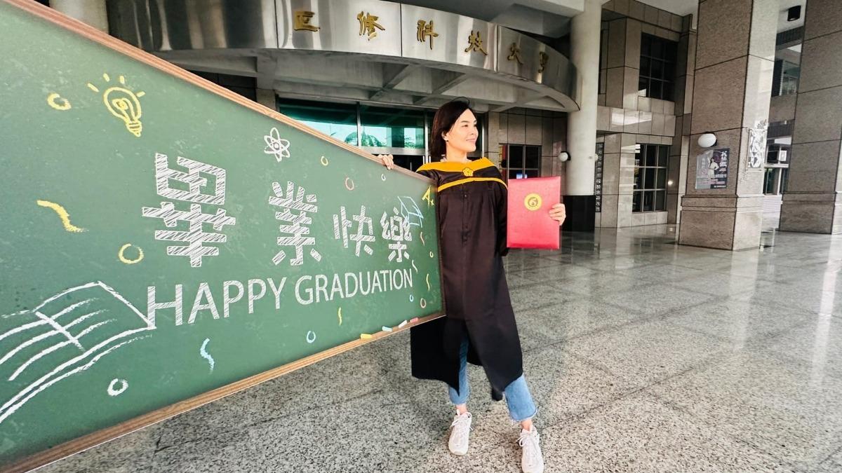 昔抄論文丟碩士學位！李眉蓁重讀3年　成功畢業嗨秀文憑