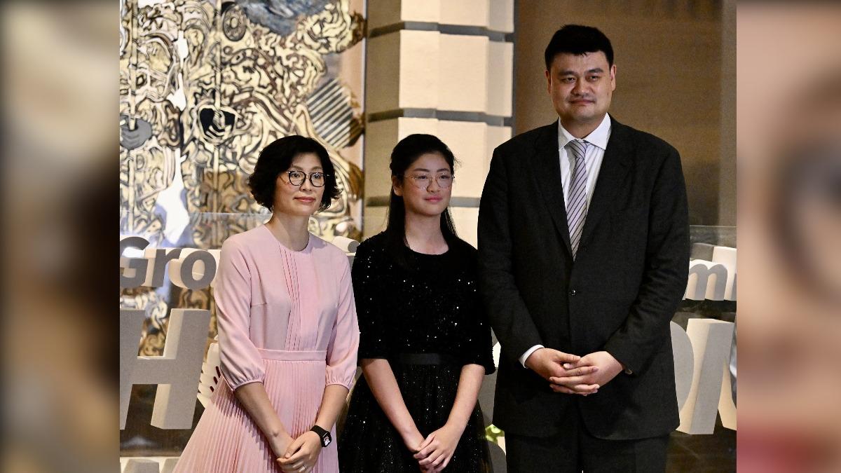 姚明女兒遺傳到爸媽的過人身高。（圖／翻攝自 微博）