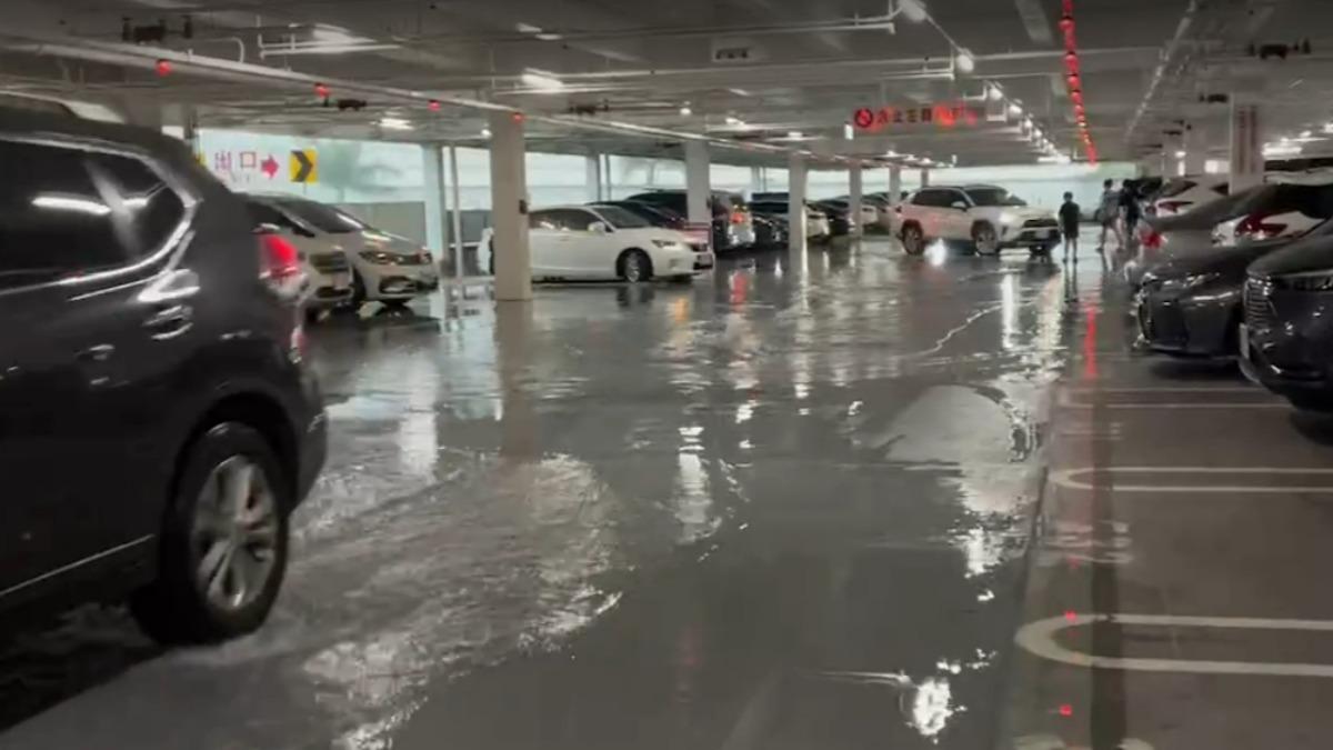 大雨炸桃園!灌進南崁好市多「停車場積水」 業者回應了