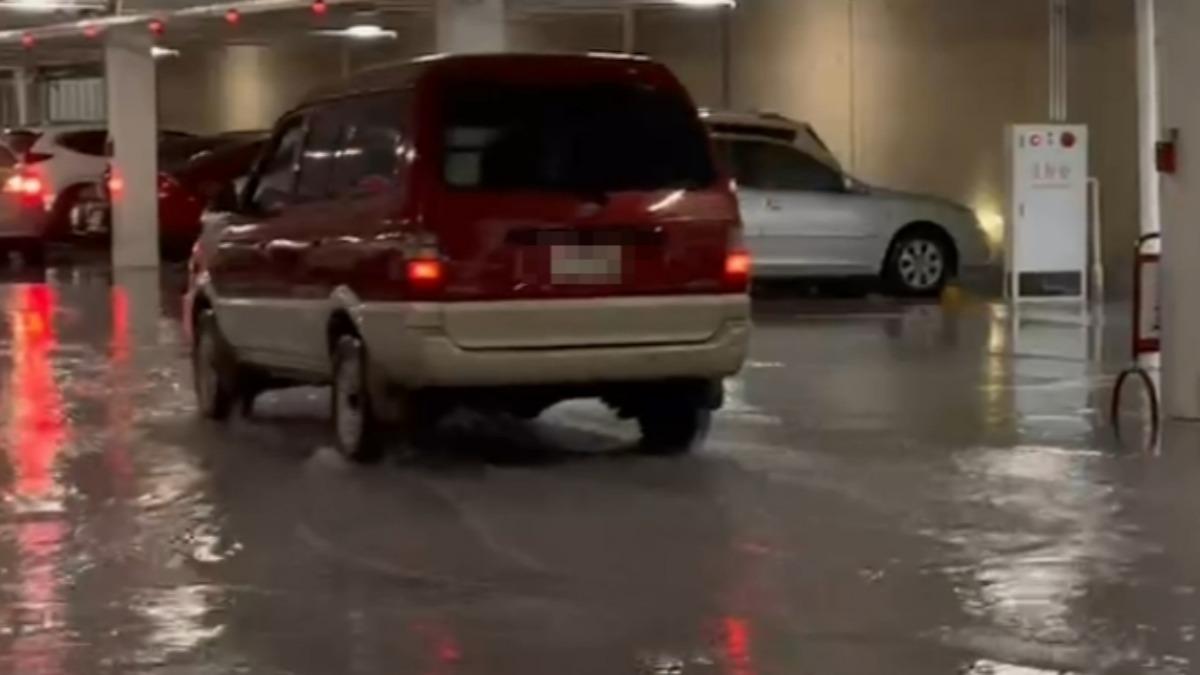 停車場排水不及。（圖／民眾提供）