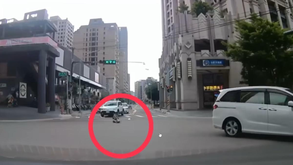竹科慈雲路「小小孩開玩具車」繞圈甩尾　網嚇壞：家長呢？