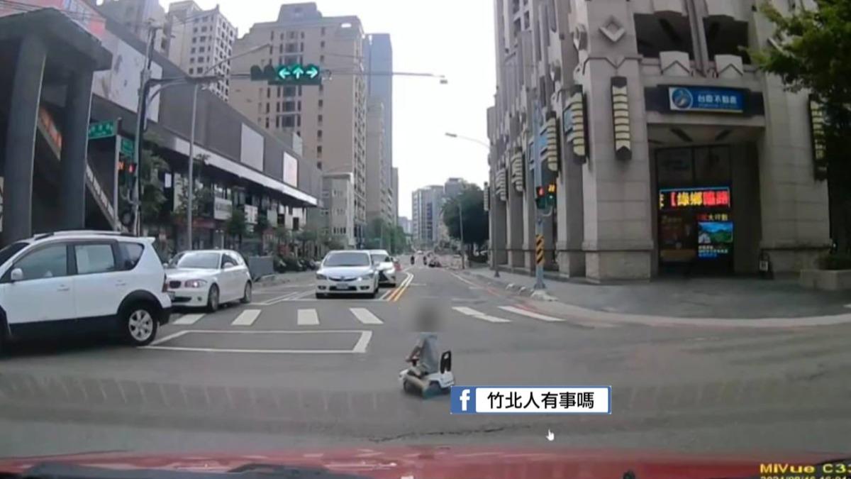 小小孩還在馬路上轉圈,危險行為讓用路人捏把冷汗。(圖/翻攝自竹北人有事嗎臉書)
