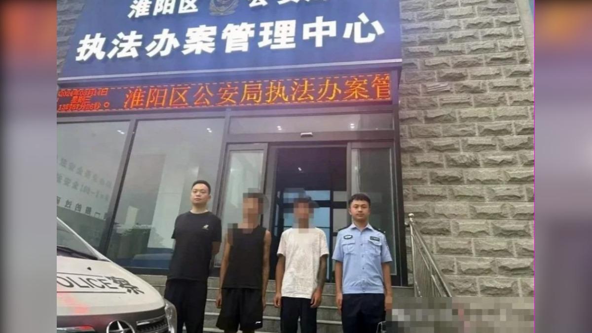 河南周口市淮陽區警察局14日逮捕2名私自捕捉壁虎的男子。(圖/翻攝自中國報)