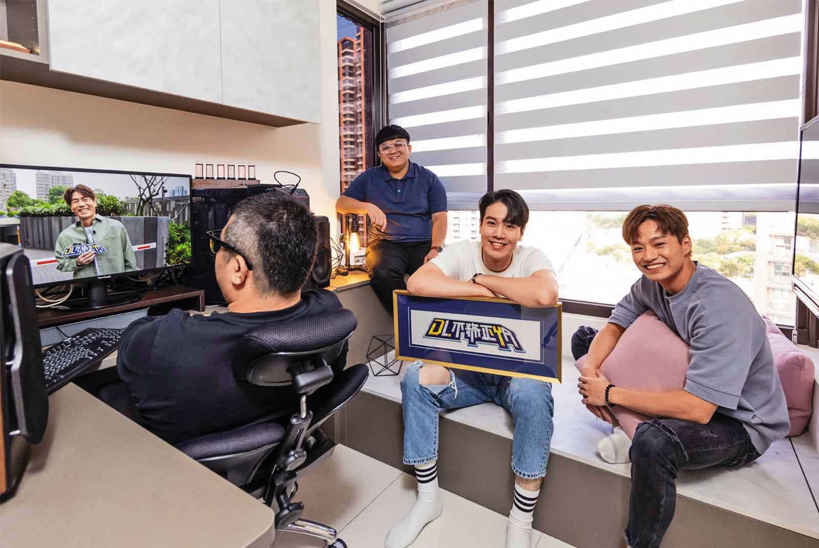 「羅時豐D.L不務正YA」團隊製作人張敏慎(左起)、執行製作吳志豪、燈光謝毅宏、攝影吳秉辰,現在已拆夥。(圖/翻攝自綠的傢具)