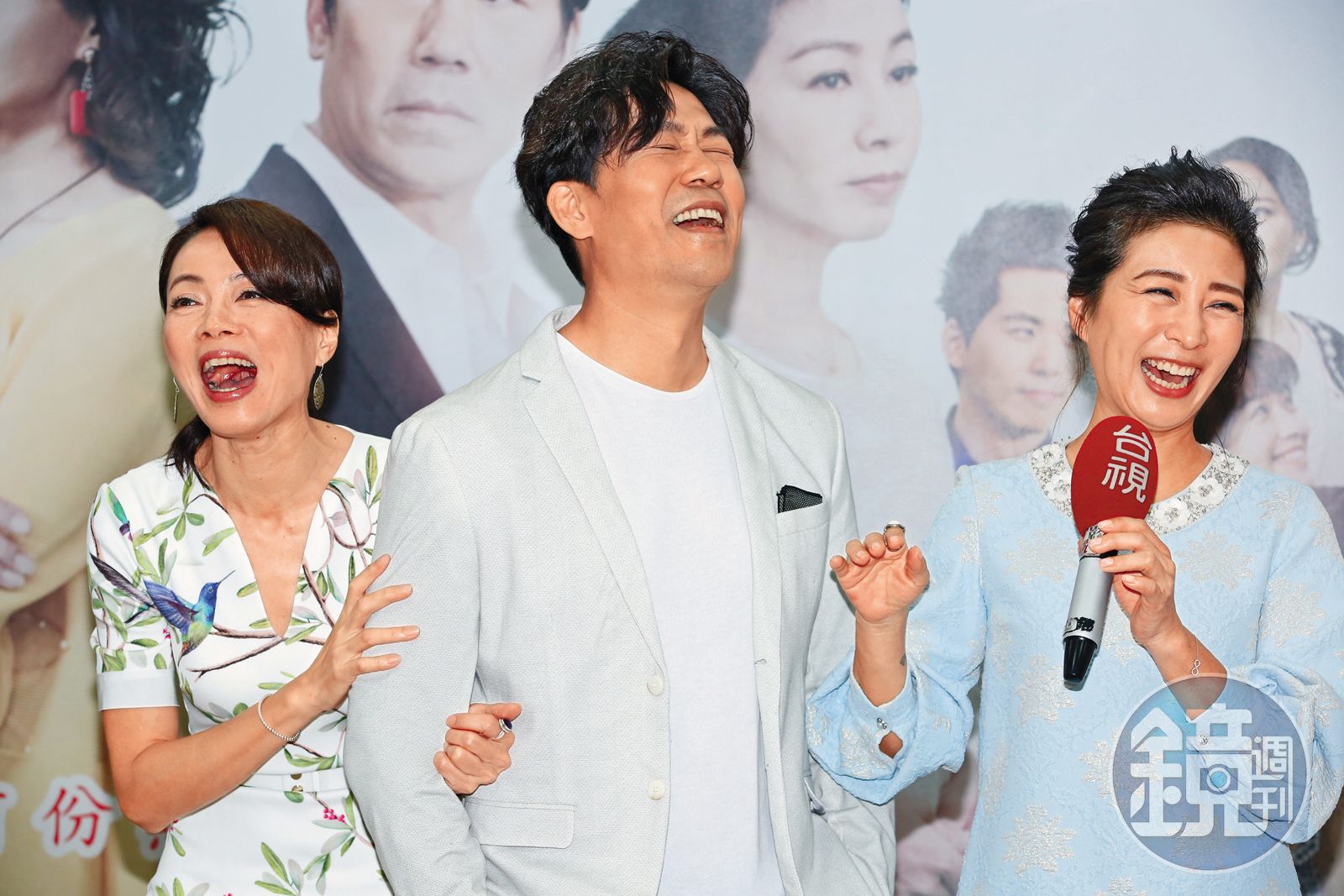 2021年前,羅時豐(中)的演藝事業似乎因為遇到陣痛期,發展不如預期。圖為2018年他與柯淑勤(左)、方文琳(右)同台。(圖/鏡週刊)