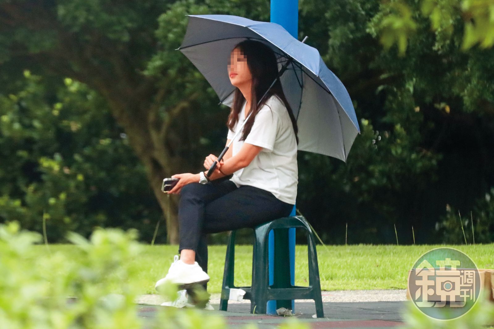 Rachel等柯叔元拍戲時在場邊撐傘。（圖／鏡週刊提供）