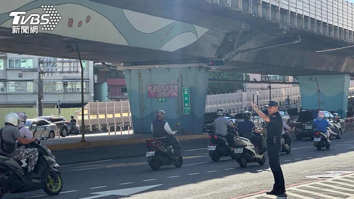忠孝橋今日開放單線通行。（圖／郭穎攝）