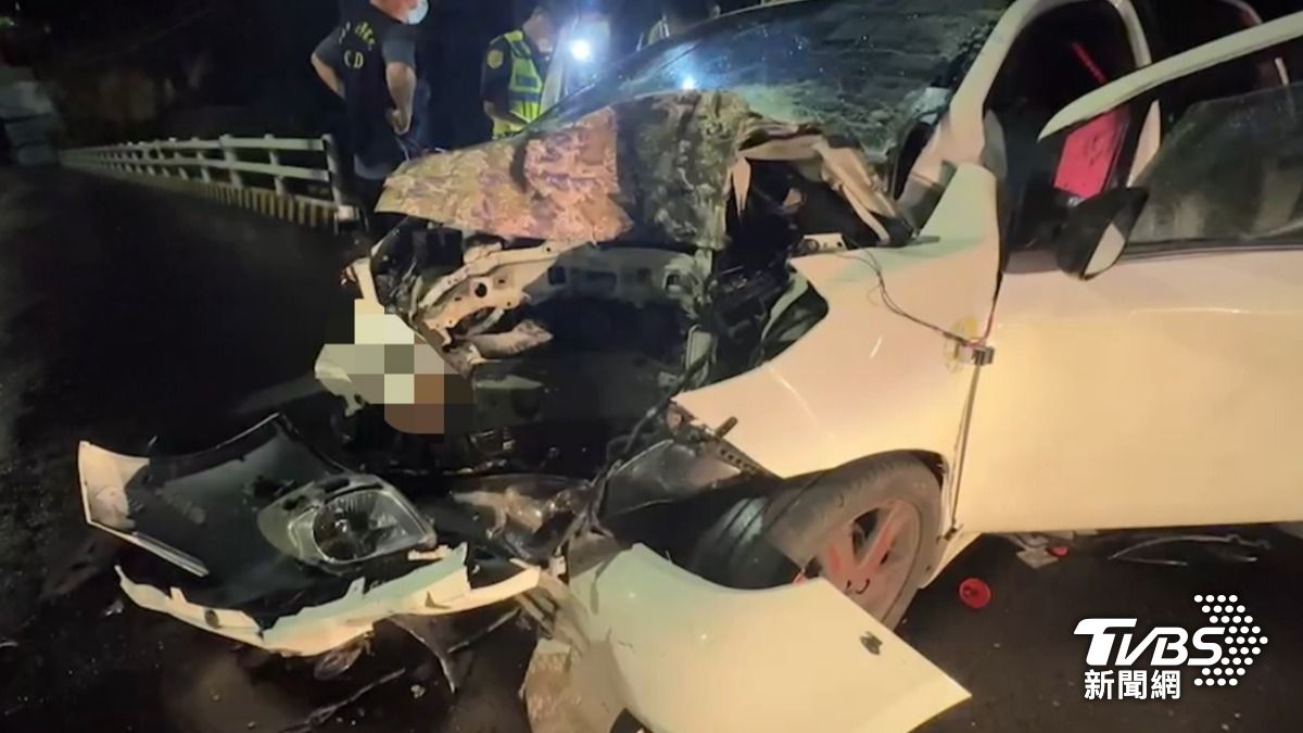 台南小客車深夜自撞 男駕駛受困「變形車體」沒了呼吸心跳
