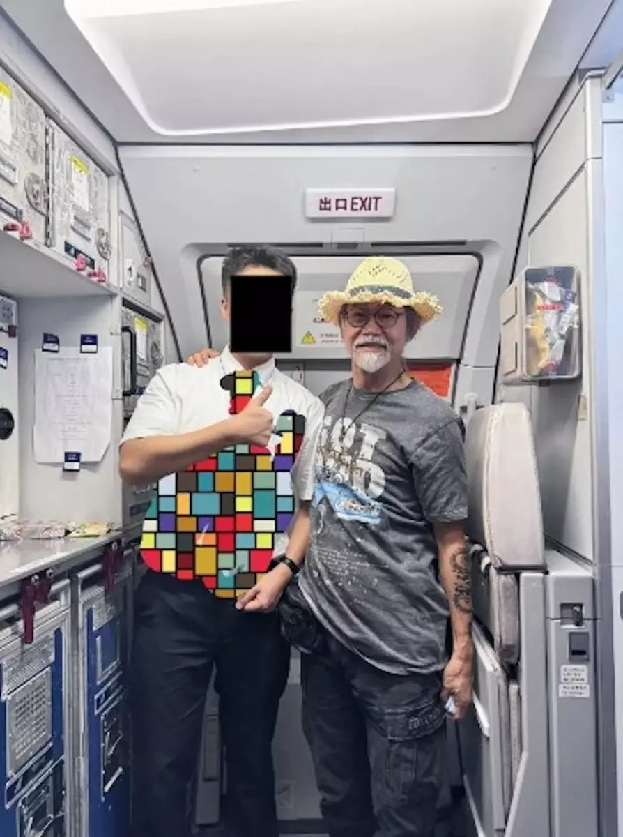 元華親切與空服員合照。(圖/翻攝自微博)