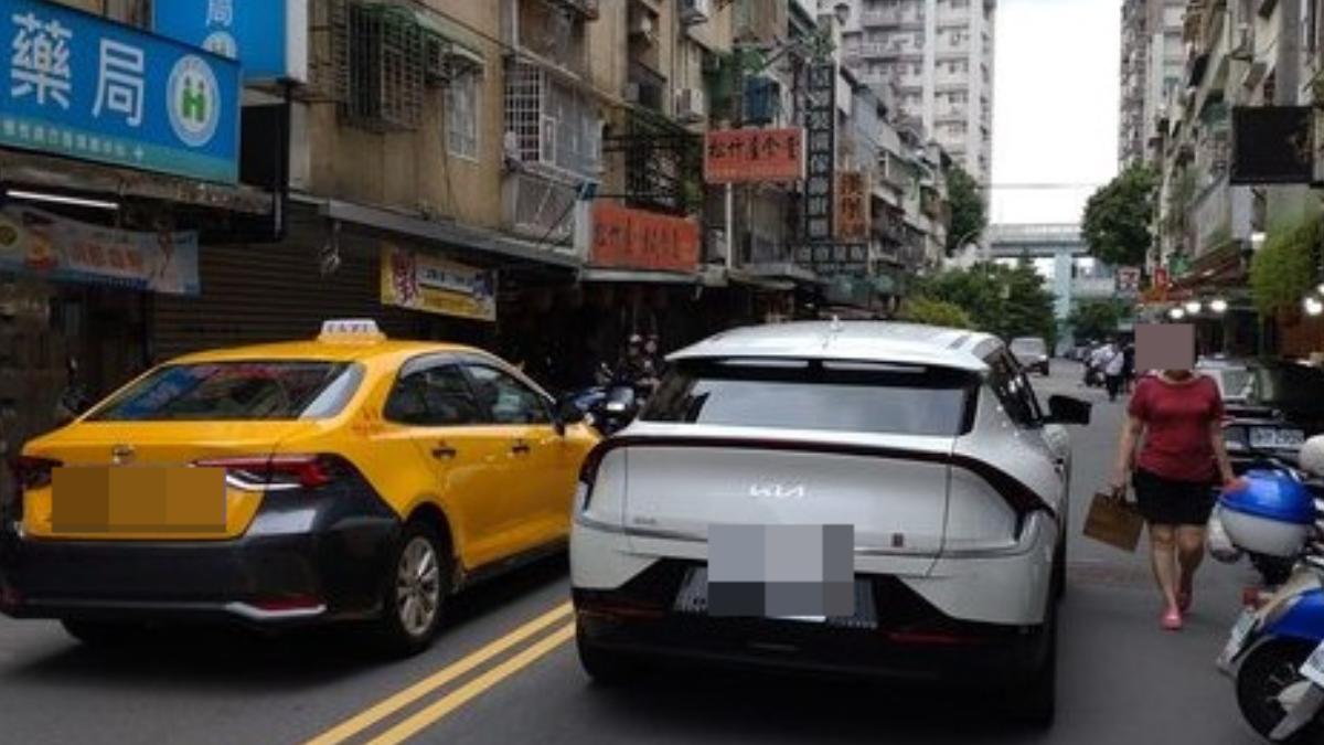 停路中央「爽下車購物」！檢舉竟失敗　騎士火大：台灣交通已死