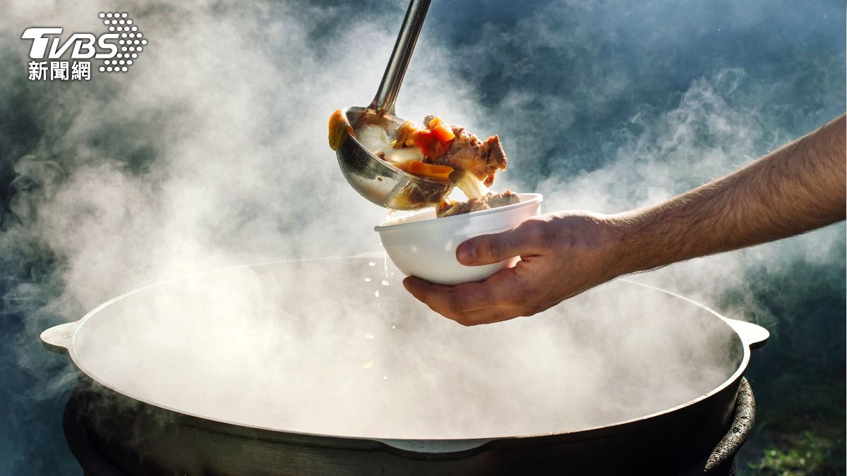 女童跌進的是正準備集會用菜餚的熱鍋。(示意圖/達志影像shutterstock)
