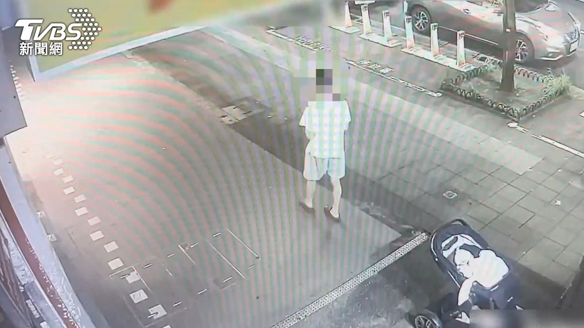 廖男放下嬰兒車後轉身離開。(圖/TVBS)