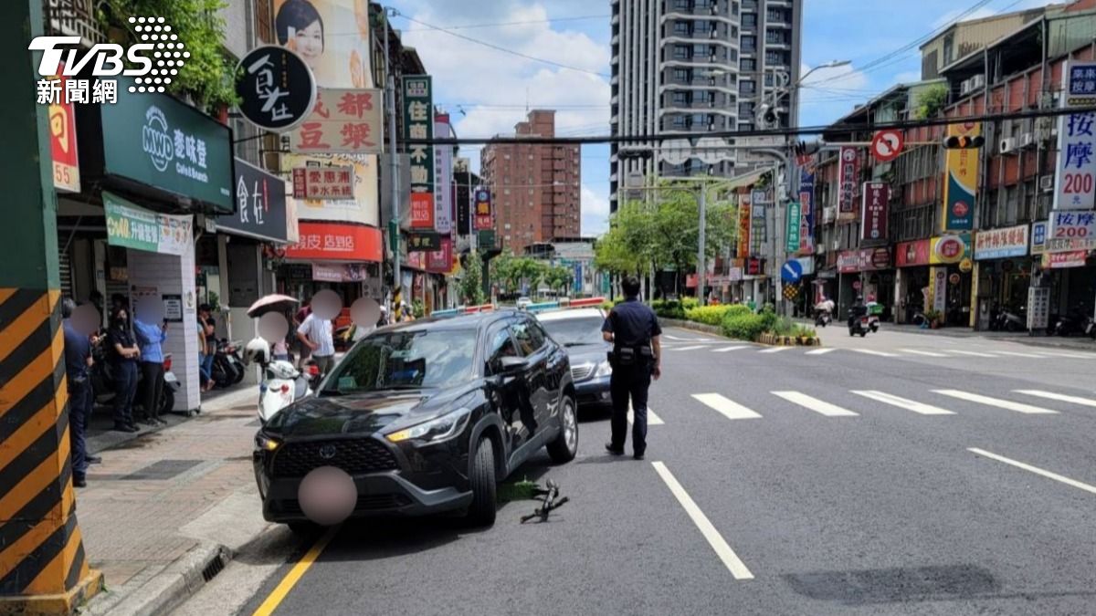 多元計程車闖紅燈迴轉撞滑板車！2駕駛當街嗆罵　下場全挨罰