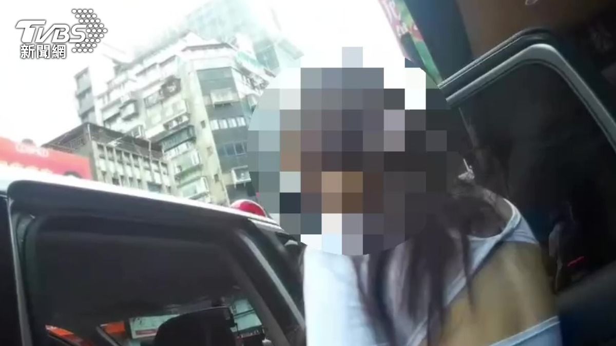 萬磁王是妳?台北女磁鐵「吸」娃娃機 清涼露背遭逮